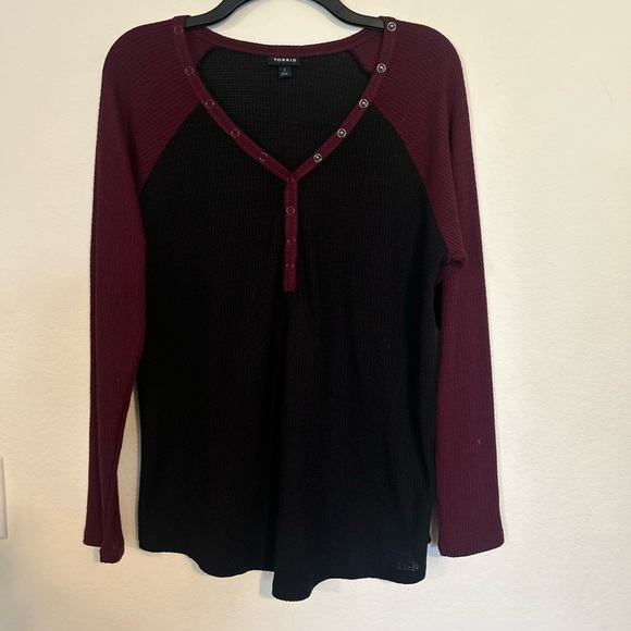 Torrid Size 1 Waffle V-Neck Henley Raglan Long Sleeve
Tee - Picture 2 of 8